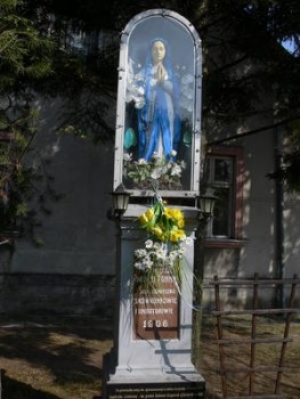 Na Gotowiźnie kapliczka słupowa Matki Bożej z Lourdes 1906 r.