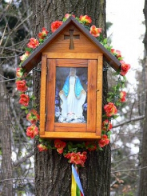 W Księżym Lesie kapliczka skrzynkowa z figurą Matki Bożej z Lourdes po 1945 r.