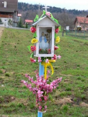 Kapliczka skrzynkowa z figurą Matki Bożej z Lourdes ok 1950 r.