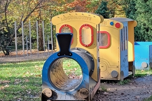 Plac zabaw dla dzieci - lokomotywa