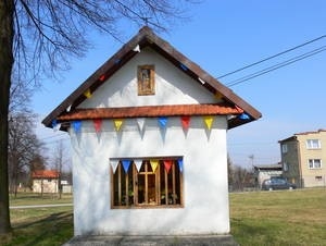 Jaroszowice centrum kapliczka z figurą Chrystusa Frasobliwego XIX w.