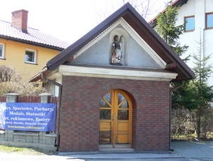 Na Zbywaczówce kapliczka domkowa z tryptykiem z obrazem Matki Bożej XIX w.