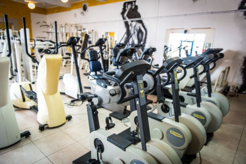 Fitnesscenter und Turnhallen