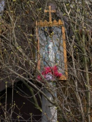 Kapliczka skrzynkowa Matka Boża z Lourdes
