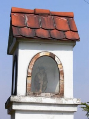 Koło cmentarza – kapliczka słupowa z figurą Chrystusa Frasobliwego