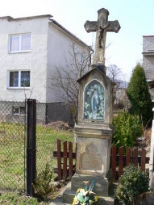 Centrum kapliczka słupowa z figurą Matki Bożej Różańcowej i krzyżem 1903 r.