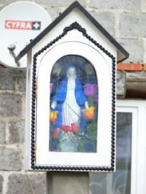 Kapliczka skrzynkowa Matki Bożej z Lourdes