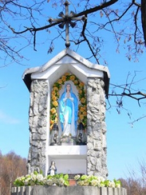 Na granicy Gorzenia i Ponikwi kapliczka z figurą Matki Bożej Różańcowej 1914 r.