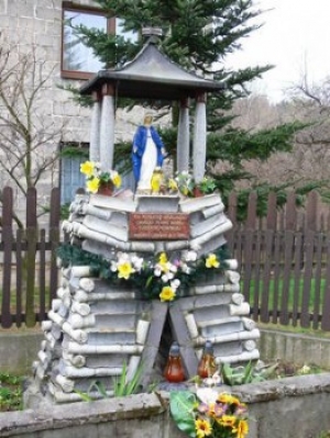Na Niwach kapliczka z figurą Matki Bożej z Lourdes 1998 r.