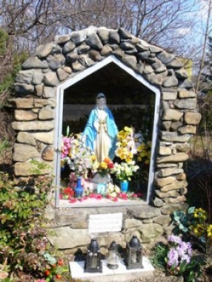 Na Podstawiu kapliczka z figurą Matki Bożej 1948 r.