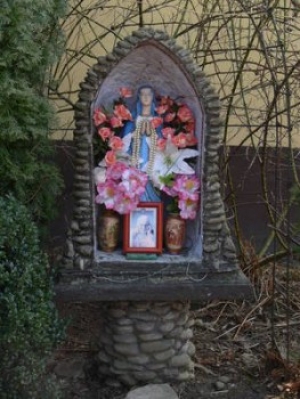 Gotowizna - kapliczka grota z Matką Bożą Różańcową 2000 r.