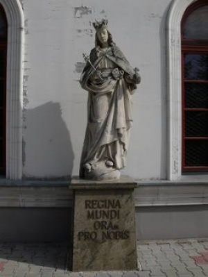 Collegium Marianum figura Matki Bożej Królowej Świata
