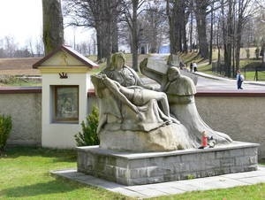 Rzeźba pieta z bł. Janem Pawłem II