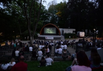 Kino Nocnych Marków – Narodziny Gwiazdy w Parku Miejskim