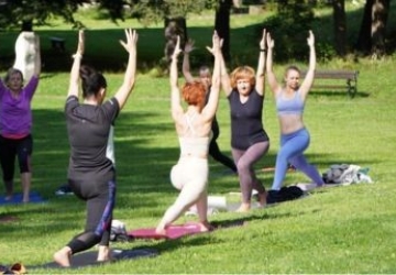 Joga w zielonym sercu miasta – spokój i harmonia na świeżym powietrzu
